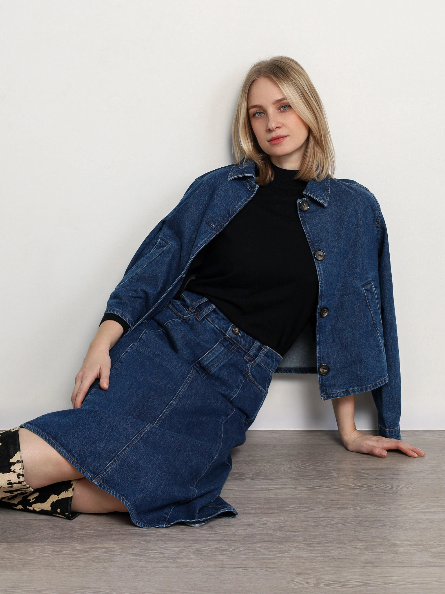 Юбка джинсовая расклешенная темно-синего цвета